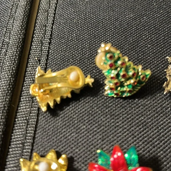 Vintage Christmas assortment-3pr clip on earrings; 1 Santa pin;1 wreath pin - Picture 3 of 8